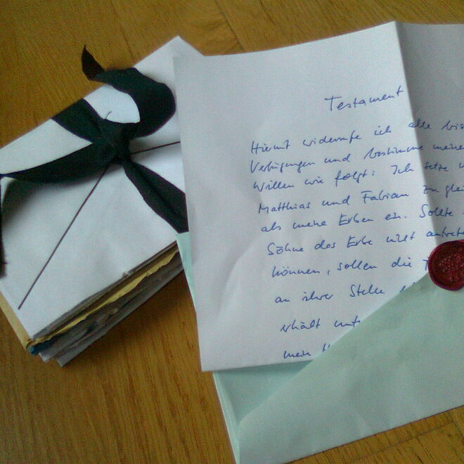 Geöffneter Umschlag mit handschriftlichem Testament