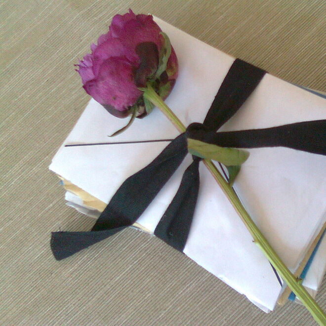 Briefe mit einer Rose und einer schwarzen Schleife